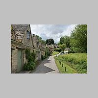 Bibury, Cottages, photo by Diliff on Wikipedia.jpg
